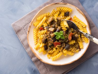 Düdük makarna patlıcan soslu