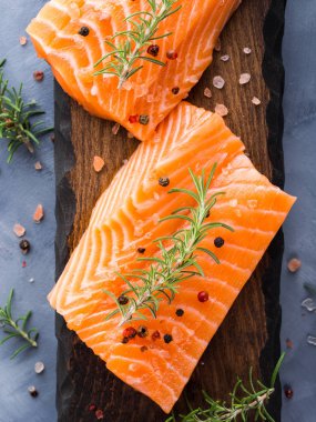 Otlar ile ahşap tahta üzerinde Çiğ somon