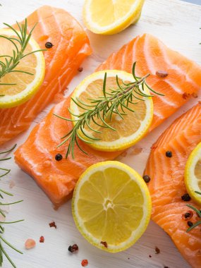 Otlar ile ahşap tahta üzerinde Çiğ somon