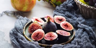 Yemek mor incir, üzüm ve nar