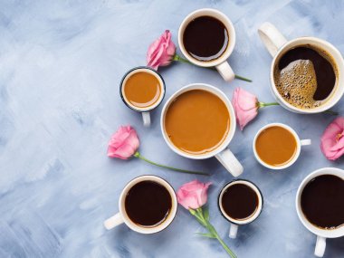 Bardak ve kupalar kahve ve çiçek