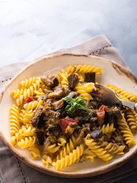 Düdük makarna patlıcan soslu