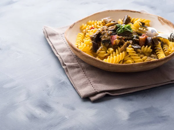 Düdük makarna patlıcan soslu