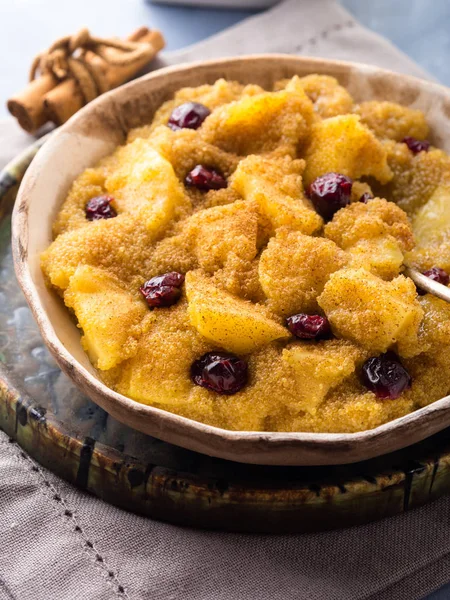 Elma ve tarçın ile solmayan çiçek yulaf lapası