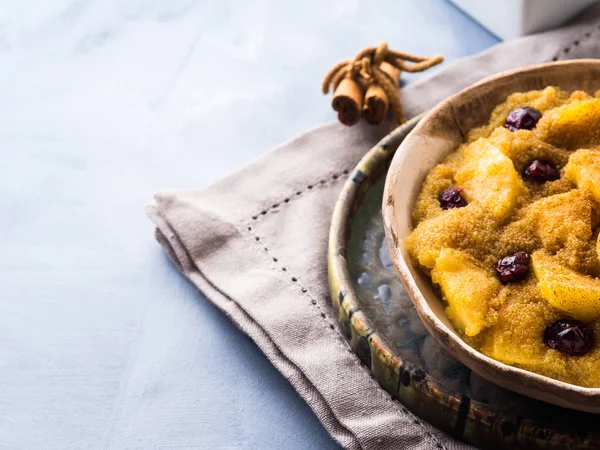 Elma ve tarçın ile solmayan çiçek yulaf lapası