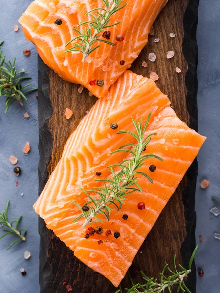 Otlar ile ahşap tahta üzerinde Çiğ somon