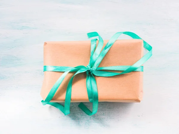 Hediye kutusu yeşil şerit pastel arka plan ile. Tatil hediyesi — Stok fotoğraf