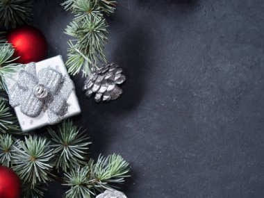 Noel süsler siyah ve yeşil dallar