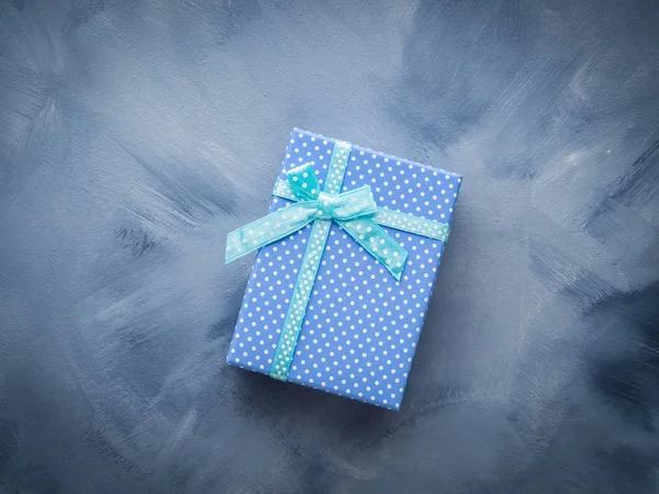 Geschenkbox flach lag auf blau — Stockfoto