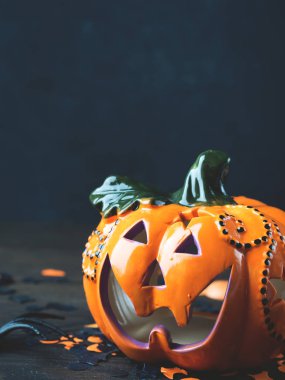 Cadılar Bayramı tatil sembolleri ile siyah arka plan