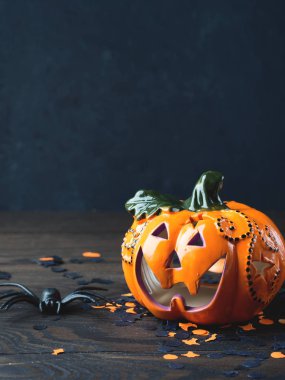 Cadılar Bayramı tatil sembolleri ile siyah arka plan