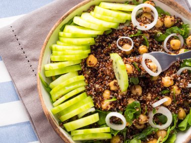 Quinoa salata kasesi ile salatalık, nohut