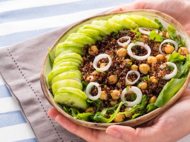 Quinoa salata kasesi ile salatalık, nohut
