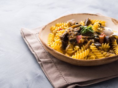 Düdük makarna patlıcan soslu