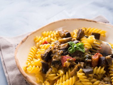 Düdük makarna patlıcan soslu