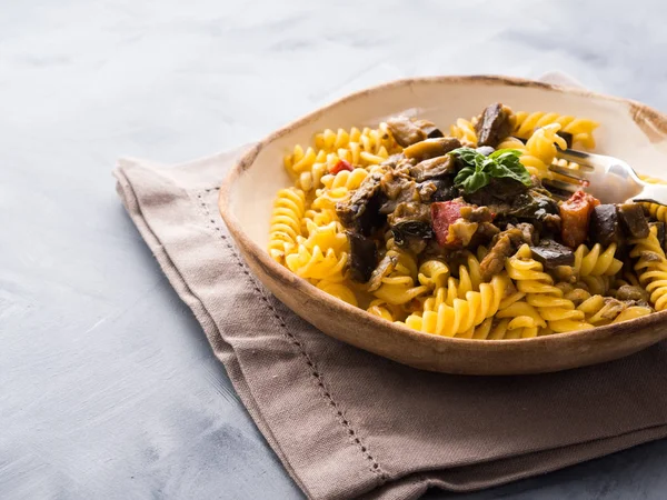 Düdük makarna patlıcan soslu