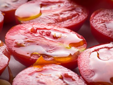 Zeytinyağı ile kırmızı domatesler