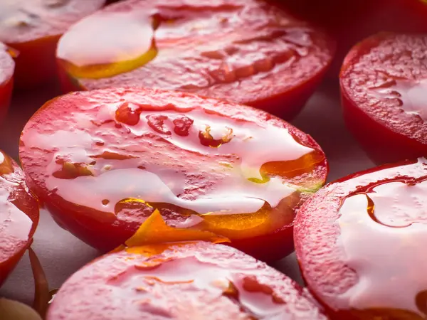 Zeytinyağı ile kırmızı domatesler