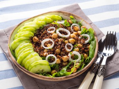 Quinoa salata kasesi ile salatalık, nohut