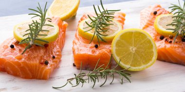 Otlar ile ahşap tahta üzerinde Çiğ somon