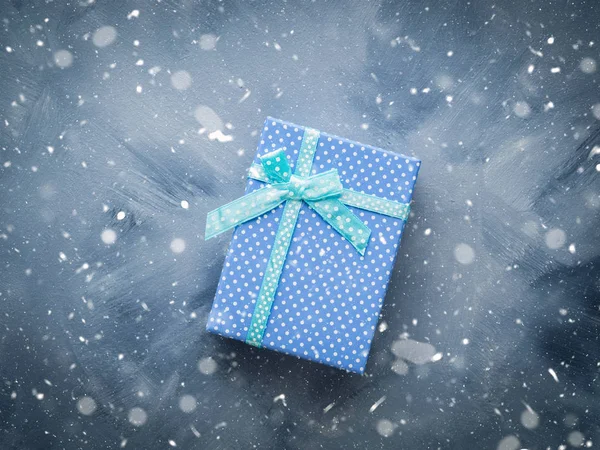 De doos van de gift plat lag op blauw — Stockfoto