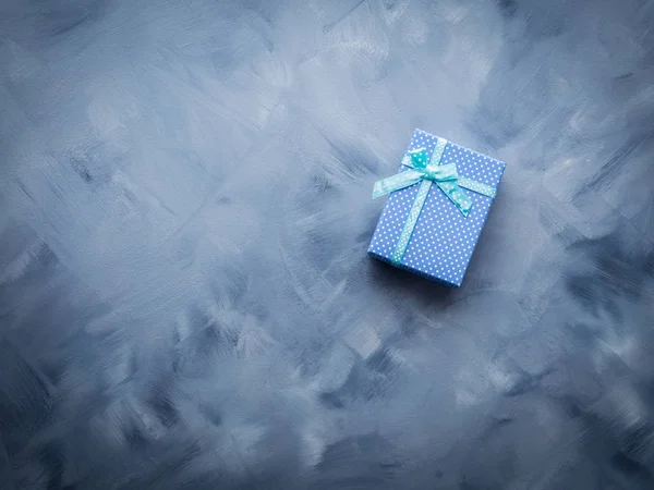 Gift box flat lay on blue — Stock Photo, Image