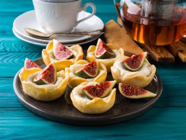 Ricotta ve incir ile tartlets