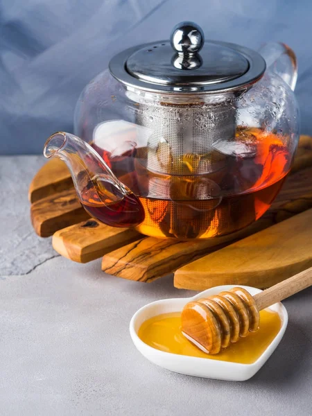 Чайник из красного чая и меда — стоковое фото