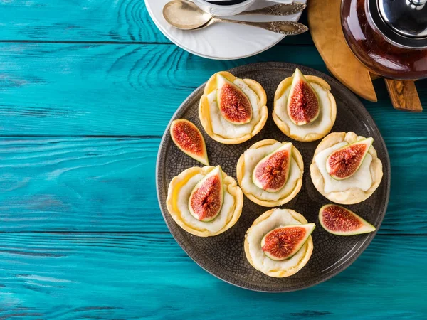 Tartlets with ricotta and figs