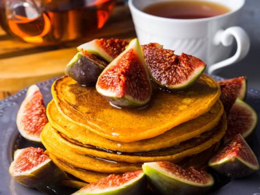 İncir ve ballı kabak krep yığını