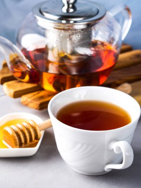 Çaydanlık kırmızı çay ve bal