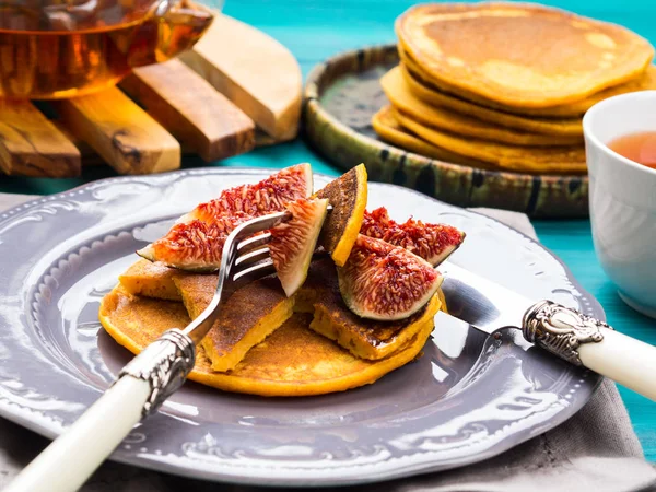 Eating pumpkin pancakes with figs and honey — Stock Photo, Image