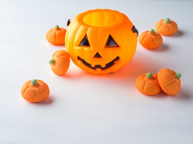 Dekoratif kabak portakal krema ile