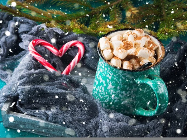 Heiße Schokolade mit Marshmallows auf Grün — Stockfoto