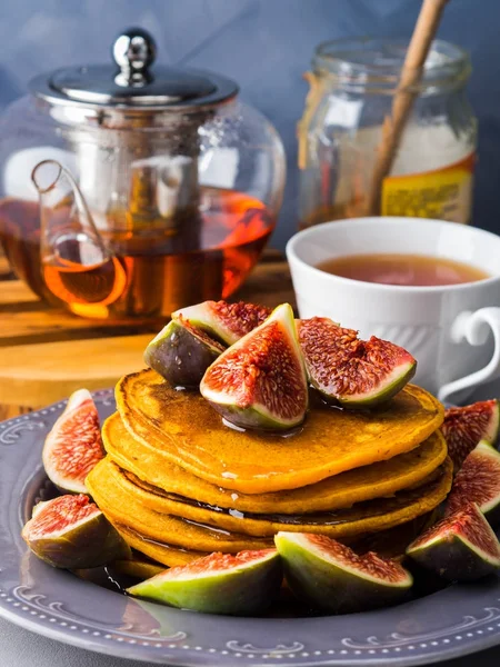 Stapel Pompoen pannenkoeken met vijgen en honing — Stockfoto