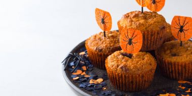 Beyaz kabak kekler Cadılar Bayramı çocuklar için parti