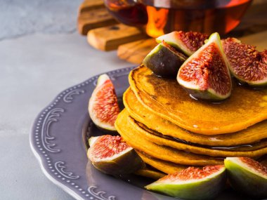 İncir ve ballı kabak krep yığını