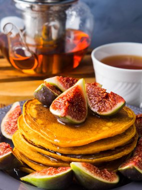 İncir ve ballı kabak krep yığını