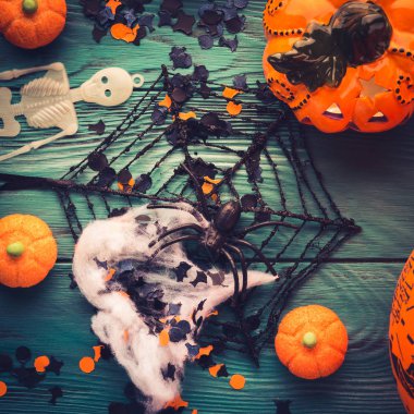 Halloween parti süslemeleri ve tatlılar