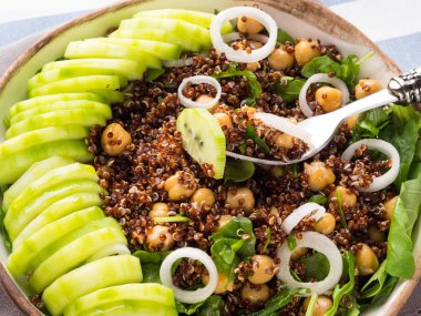 Quinoa salata kasesi ile salatalık, nohut