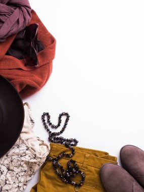 Düz womans sonbahar kıyafetleri, gözlük şapka ile yatıyordu