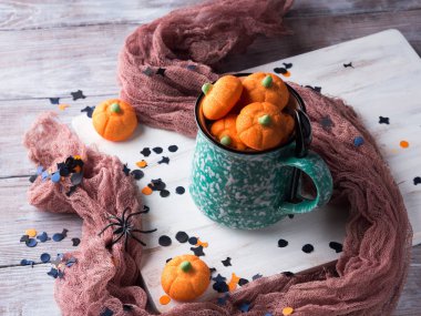 Kabak Cadılar Bayramı marshmallow sıcak çikolata