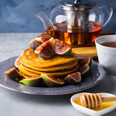 İncir ve ballı kabak krep yığını