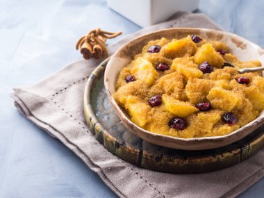 Elma ve tarçın ile solmayan çiçek yulaf lapası