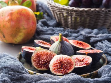 Yemek mor incir, üzüm ve nar