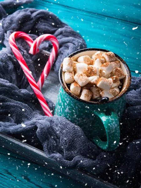 Hot chocolate with marshmallows on green — Stock Photo, Image