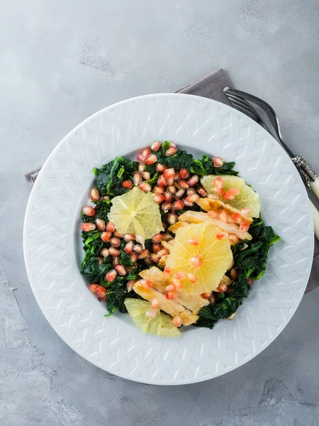 Chicken salad with spinach and grapefruit