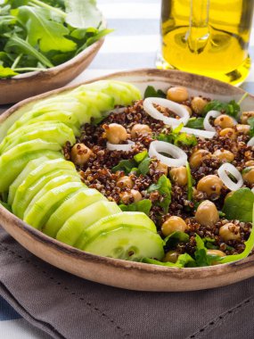 Quinoa salata kasesi ile salatalık, nohut