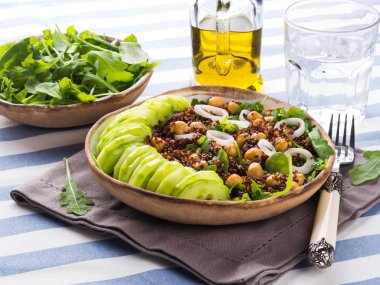 Quinoa salata kasesi ile salatalık, nohut
