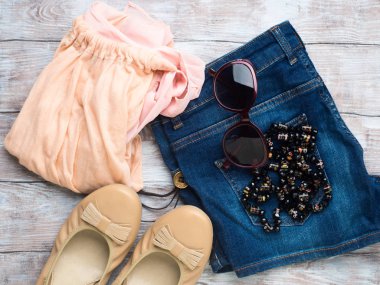 Düz ile kadının Giysi, gözlük ayakkabı yatıyordu